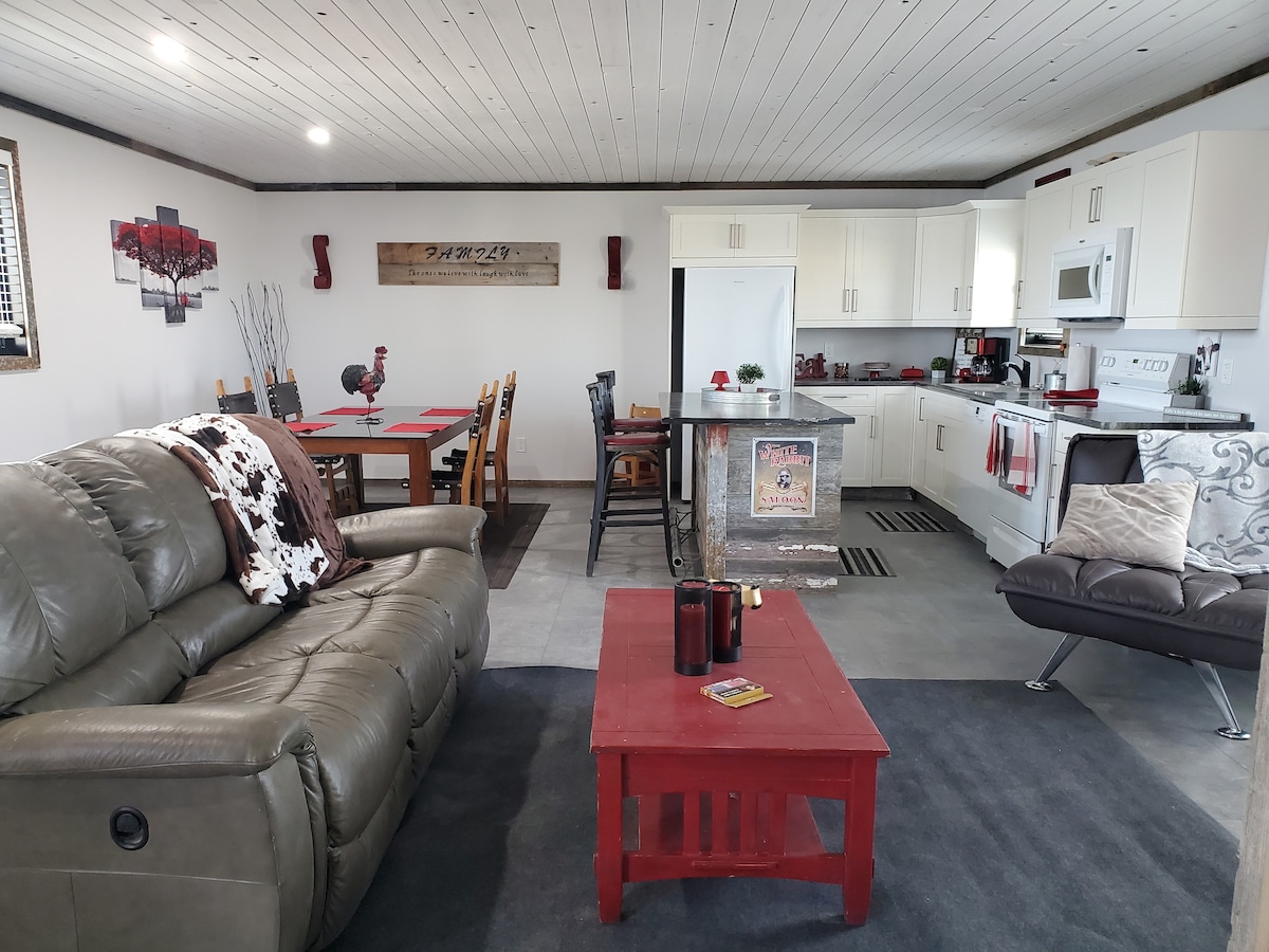 # 2 Pelican Lake Lounge - Lakefront Rental