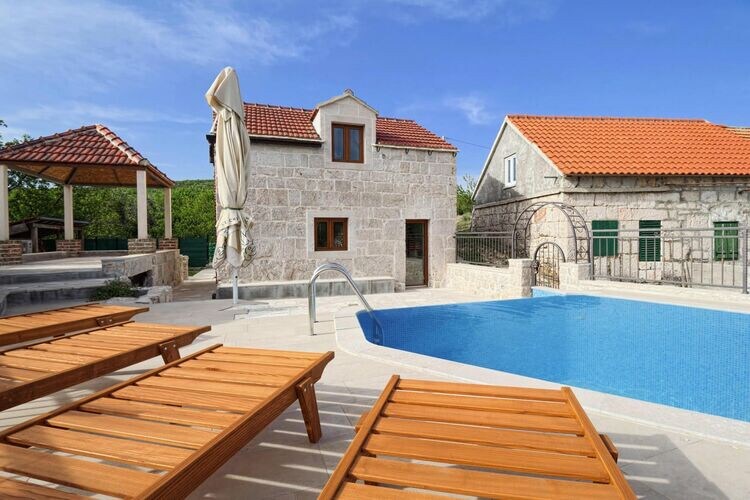 Makarska附近的Srednja度假屋，带泳池
