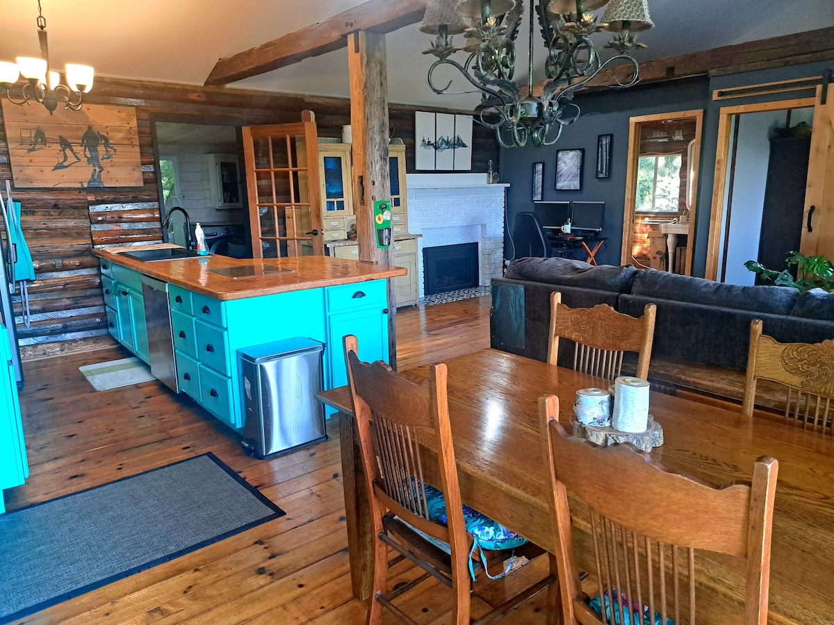 Oriole Ridge Cabin; King suite, Hot tub, Pool, BBQ