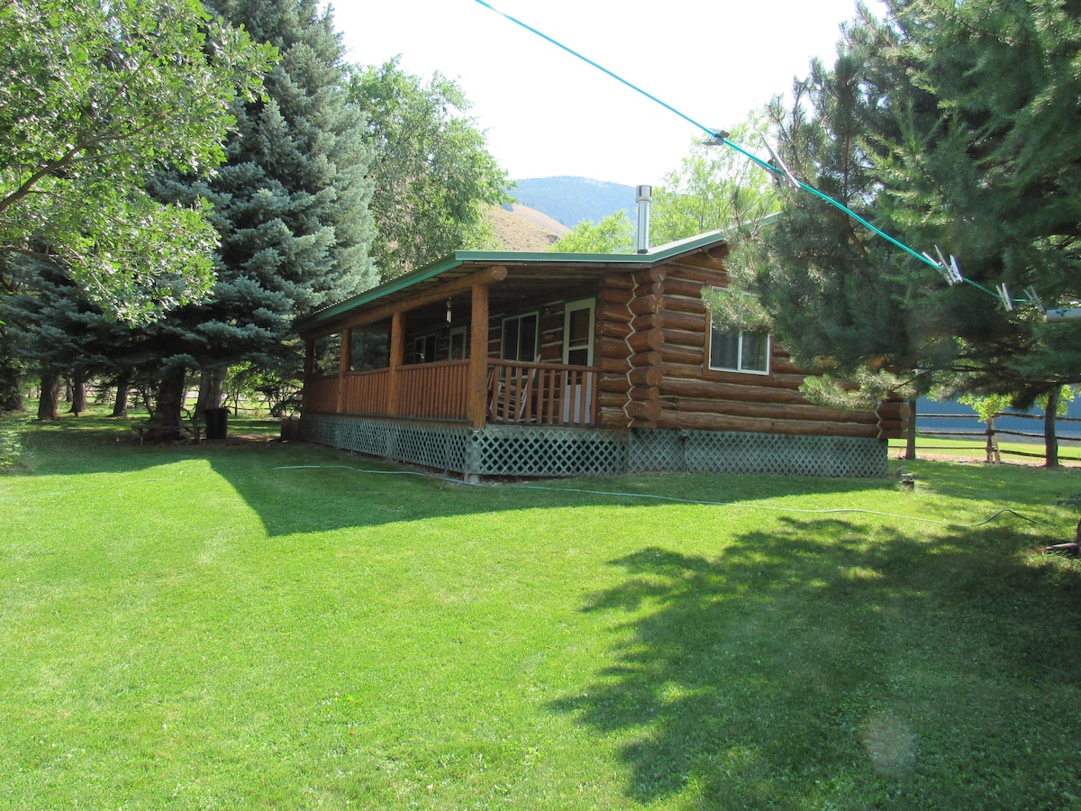 Lewis Cabin, Greyhouse Inn Vacation Rentals