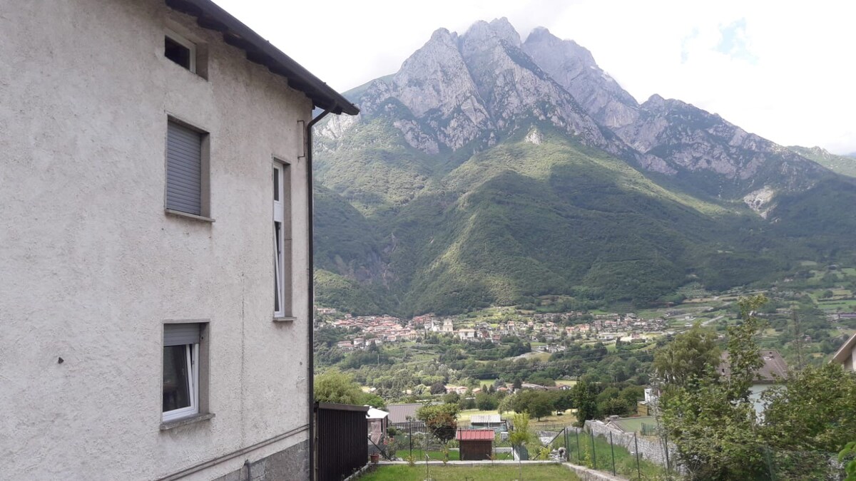 住宿位于Pizzo Badile山（ Mount Pizzo Badile ）下。
