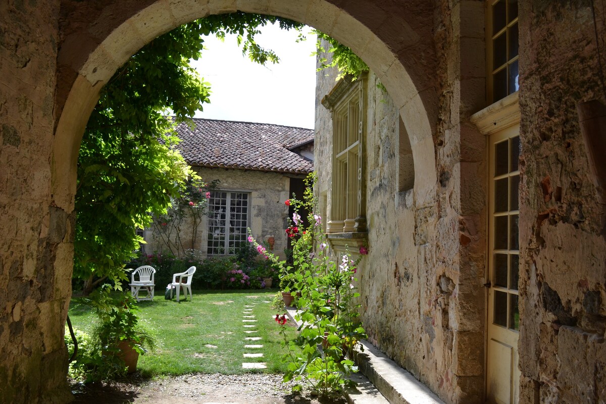 Logis du Château de Poudenas - Gîte de charme