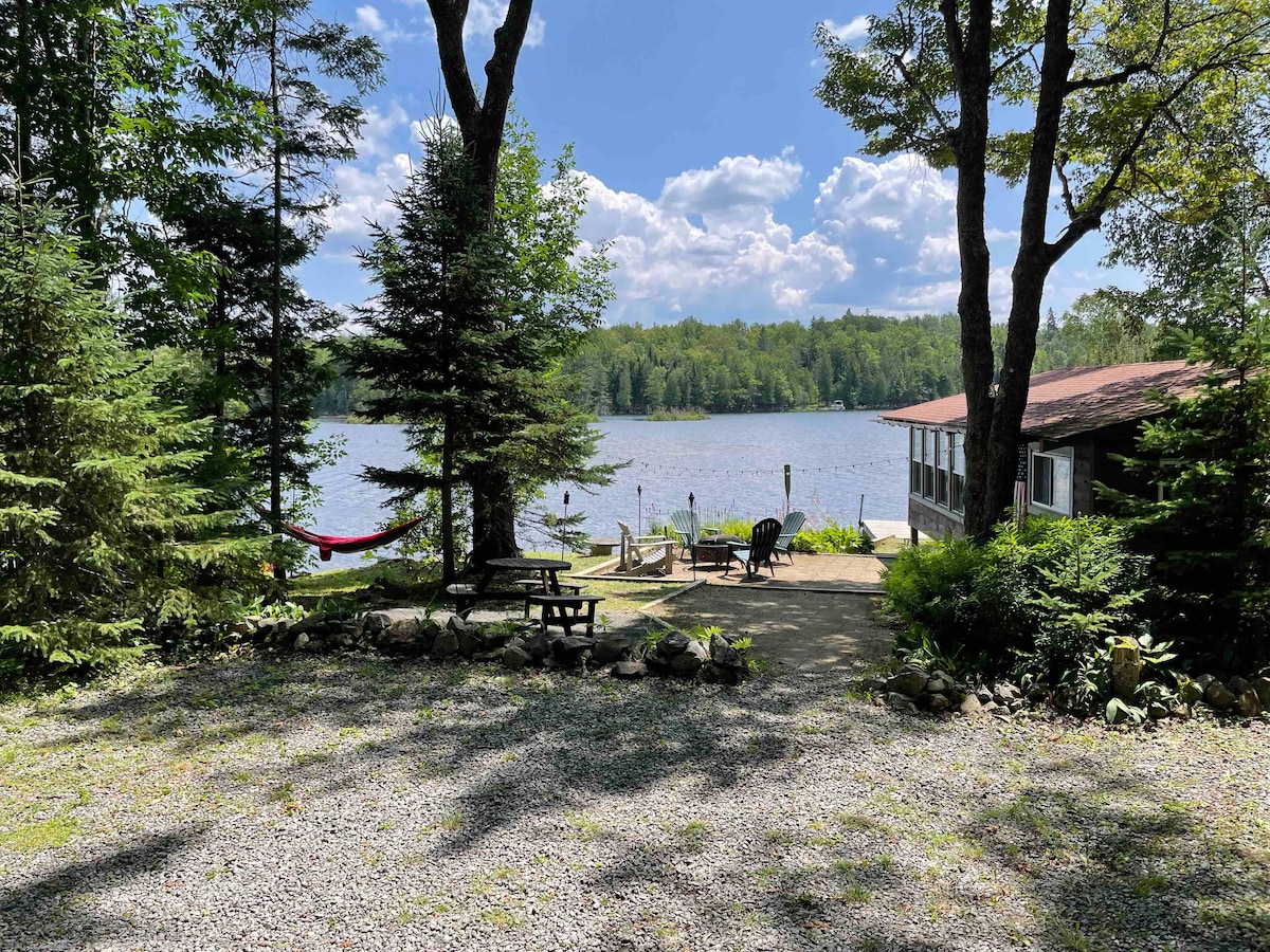 Cozy Adirondack cabin with private dock, kayaks