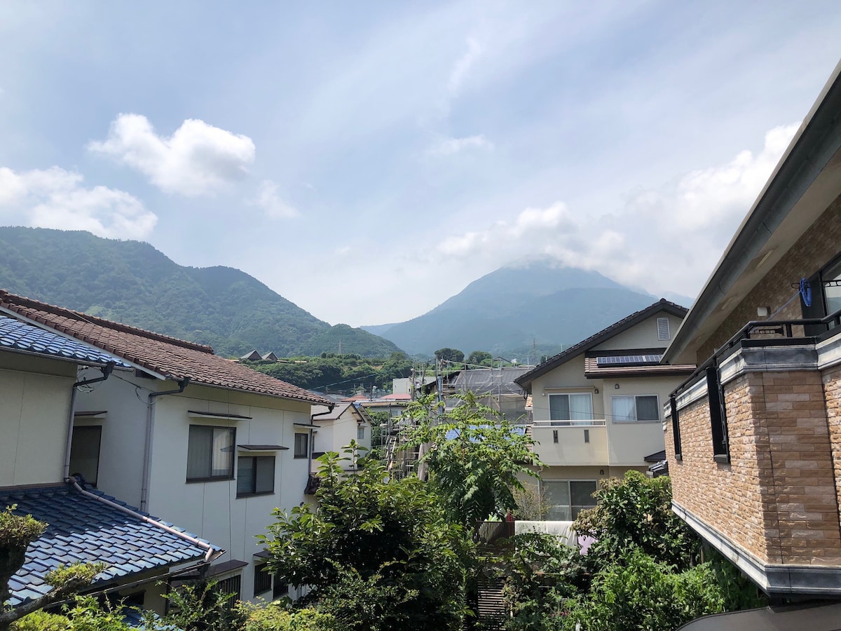 「Minpaku Hotaru-no-Yado」这是一栋20年的两层住宅。四周环绕着绿色植物，这是在乡村生活的体验！