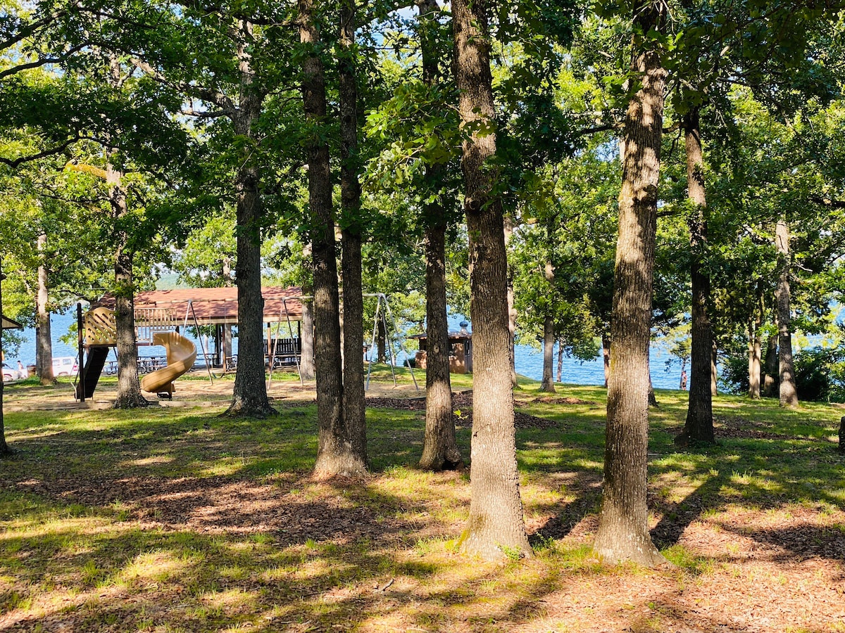 Steps to the water’s edge of Bull Shoals Lake!!