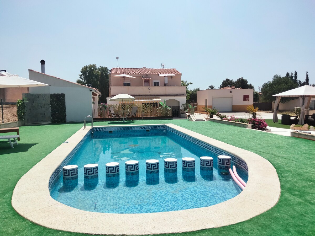 Appartamento in villa con patio, piscina e giochi