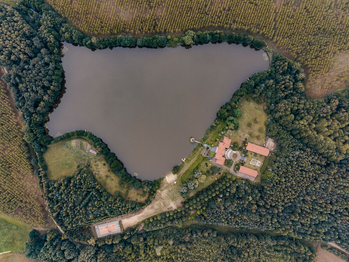 U Zuzanny -一座在图乔拉森林（ Tuchola Forests ）有湖的房子