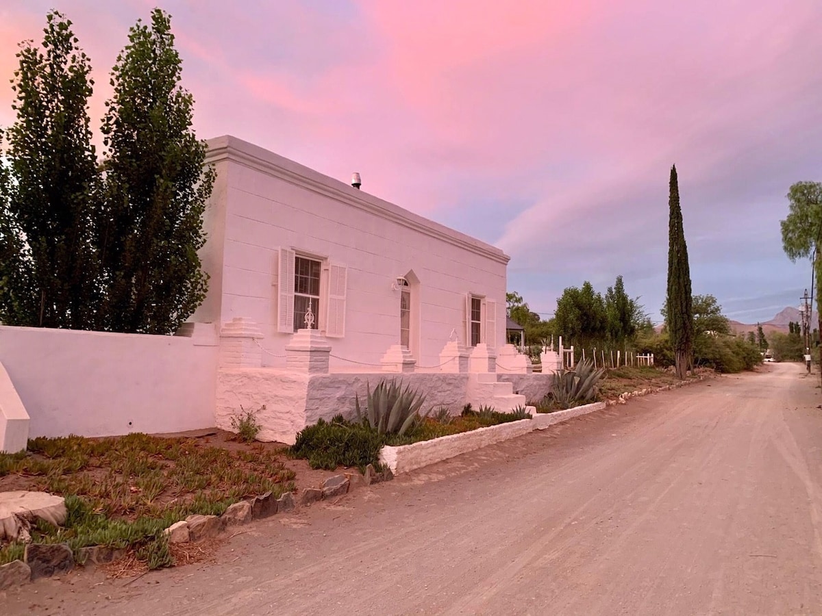 Luxe Karoo cottage with swim dam in private garden