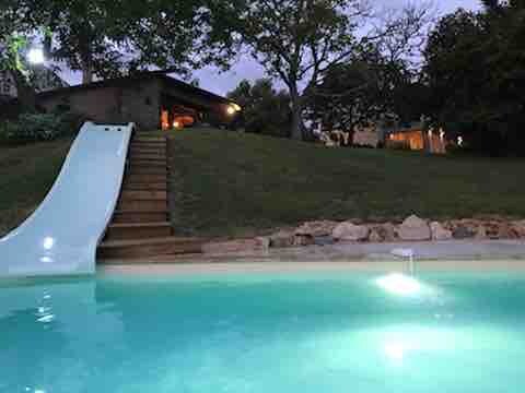 Maison à la campagne avec piscine et toboggan