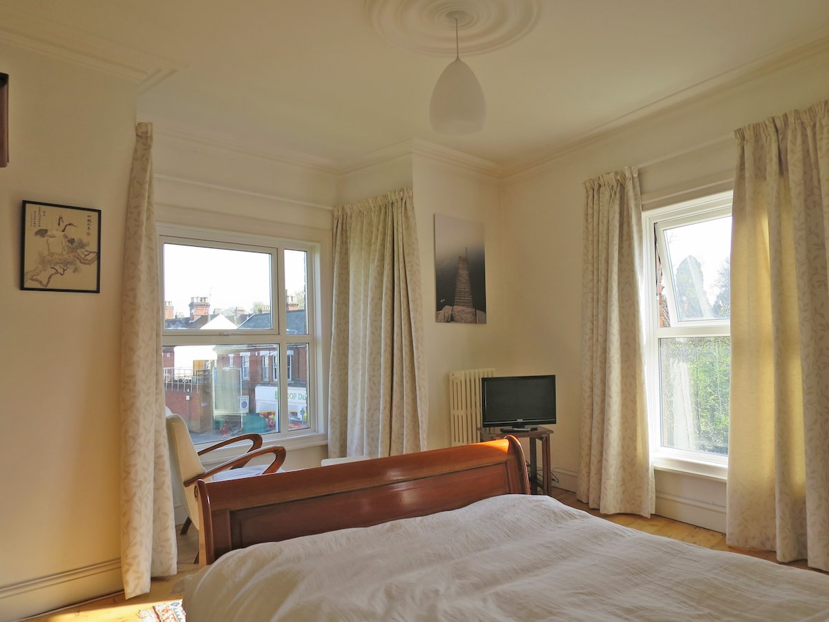 阳光明媚的大双卧室，海湾窗