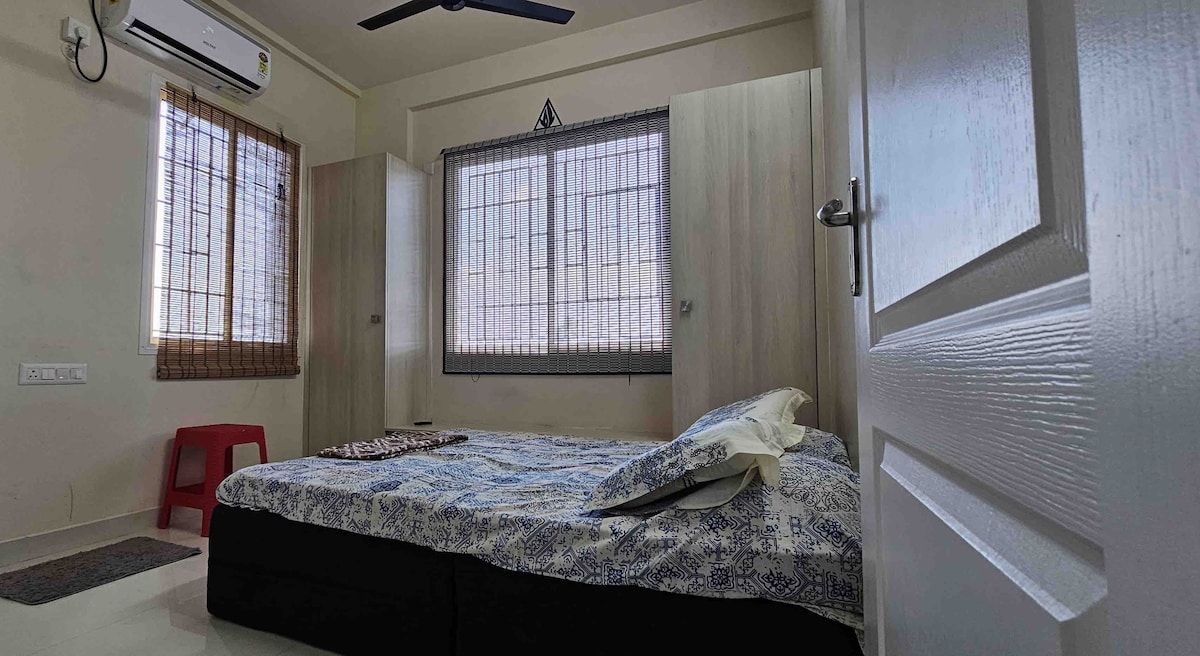 Laus Deo 1:Quiet and Cosy 2BHK flat 9th top floor