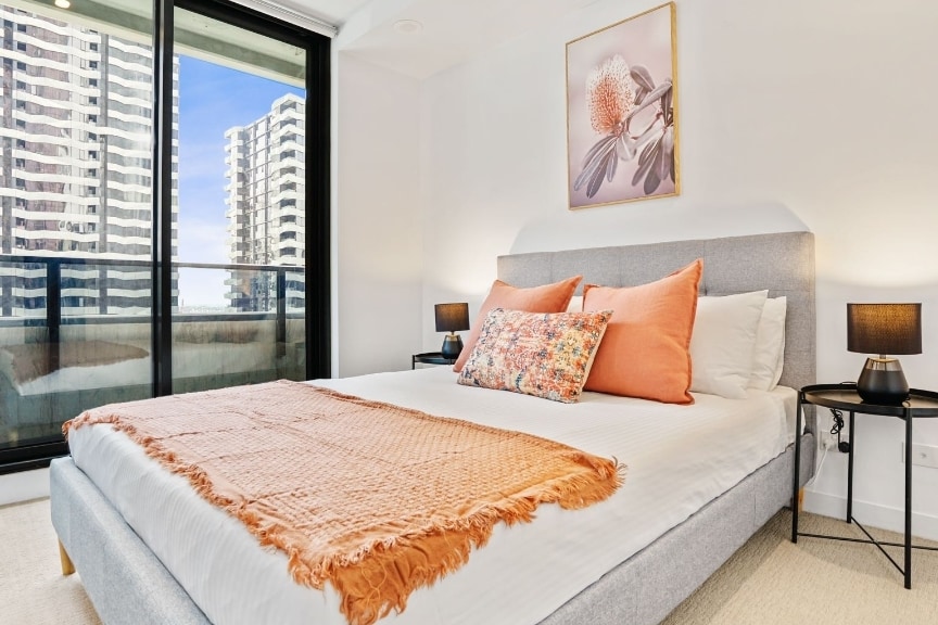Modern apt in the heart CBD, car park need to book