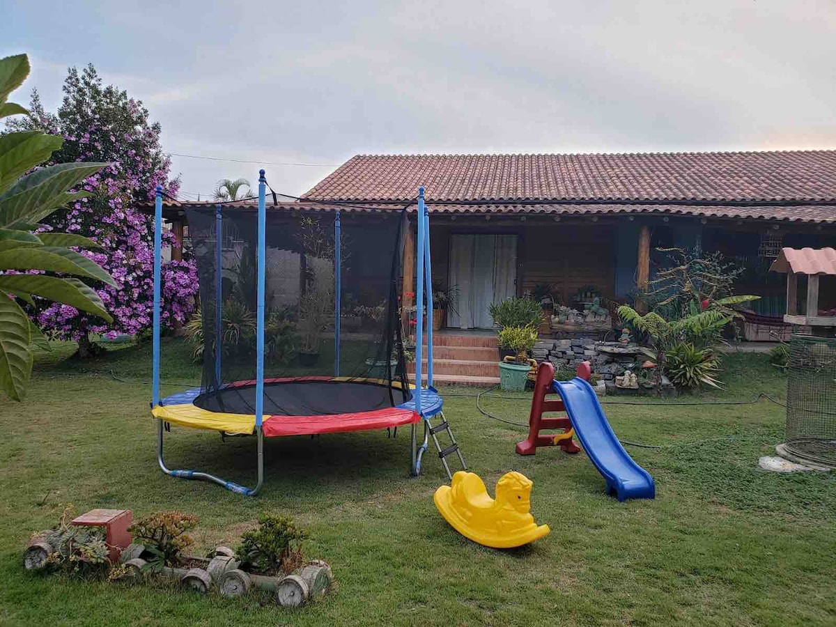 Casa rural com lareira e fogão a lenha e natureza.