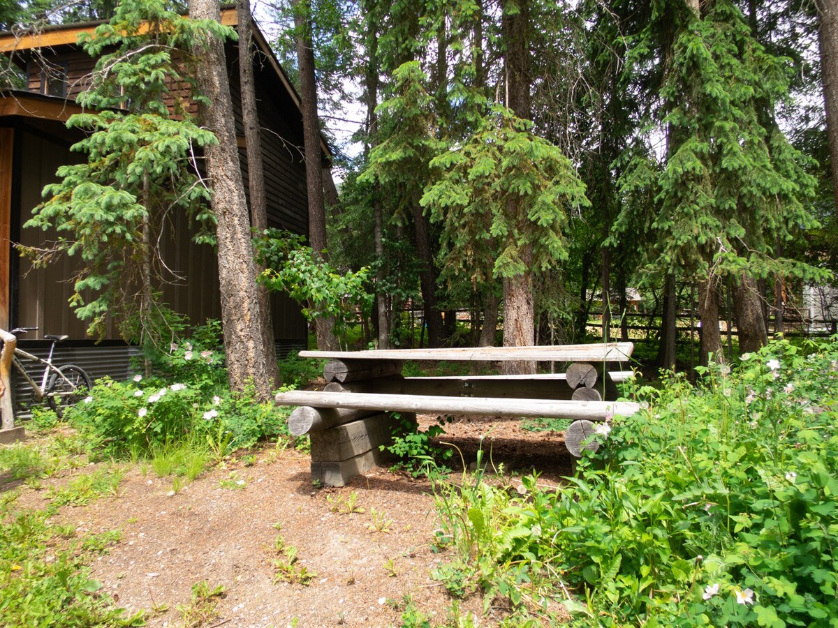 2 Private Forest Cabins ★ Close to town