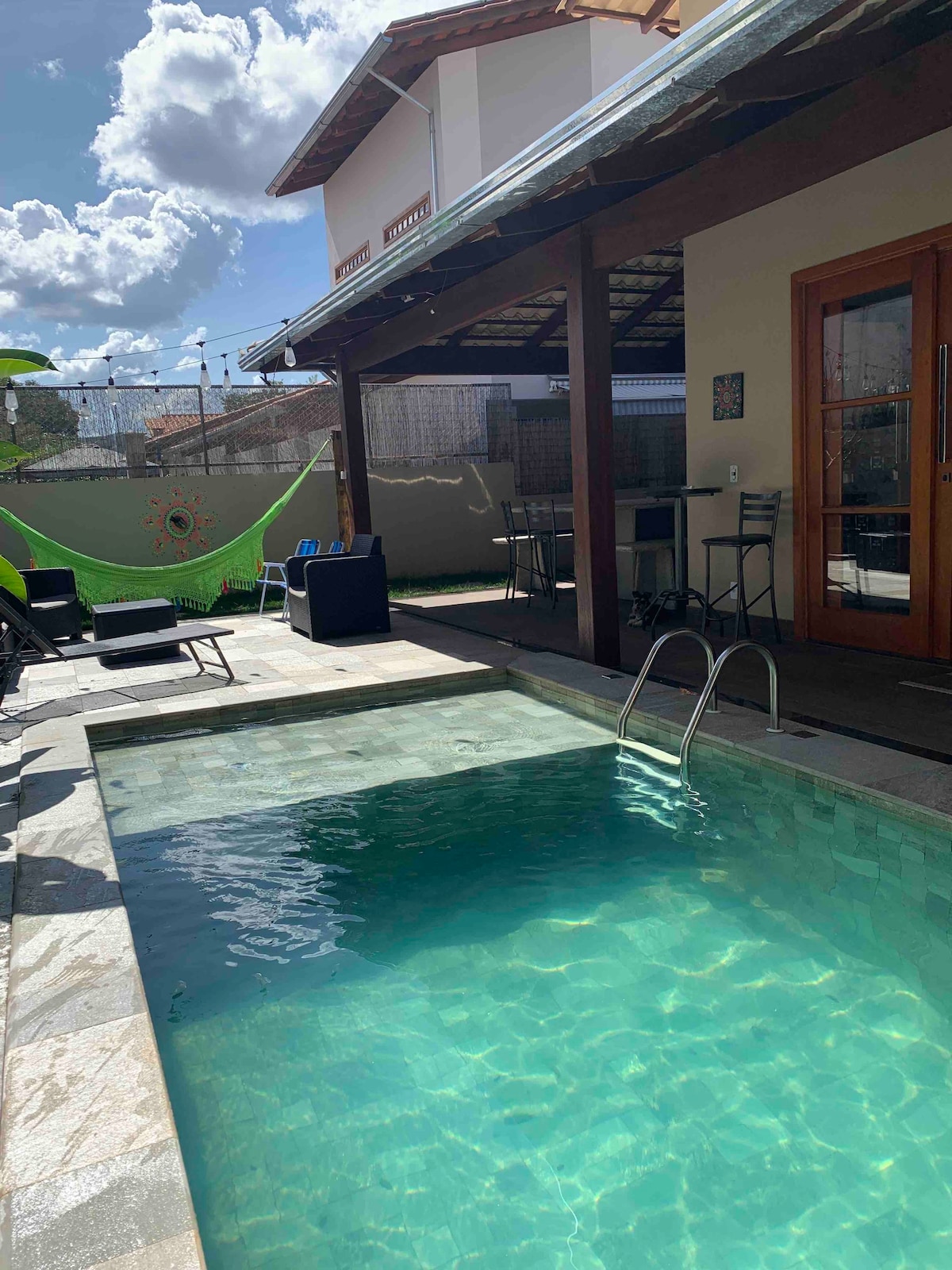 Linda Casa em Cond. Fechado com Piscina Aquecida.