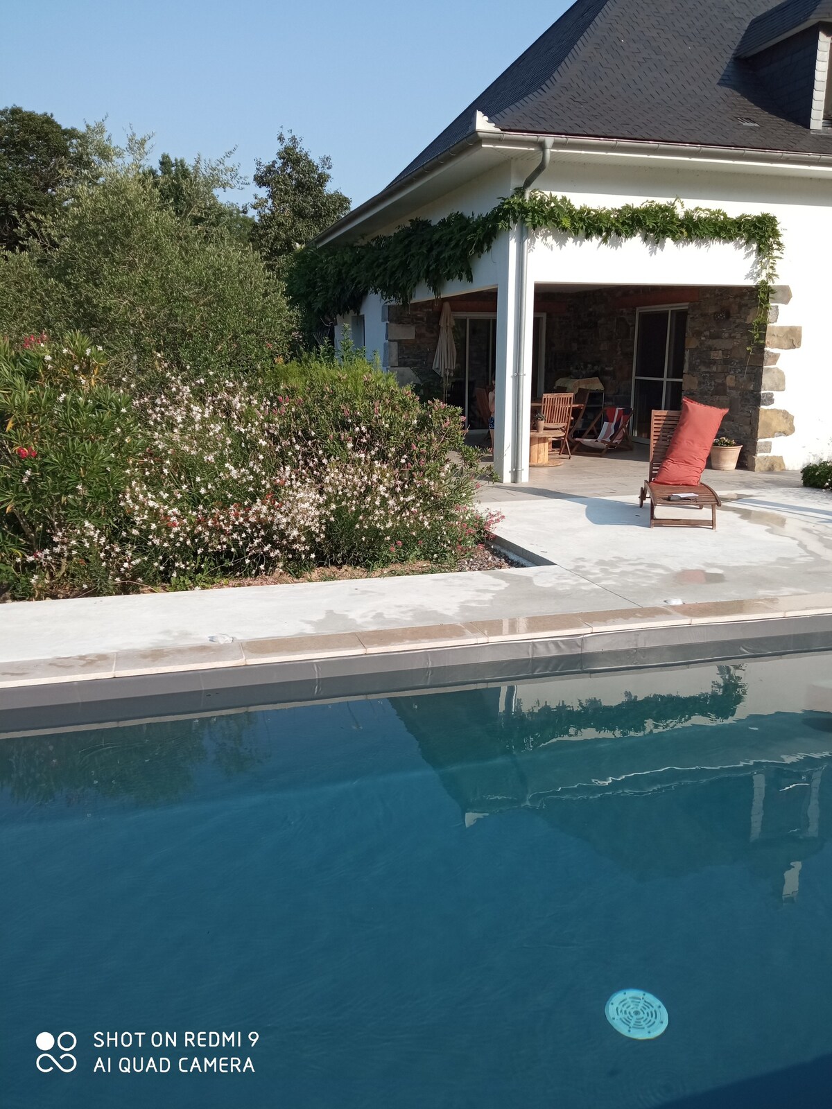 Maison confortable moderne avec jardin et piscine