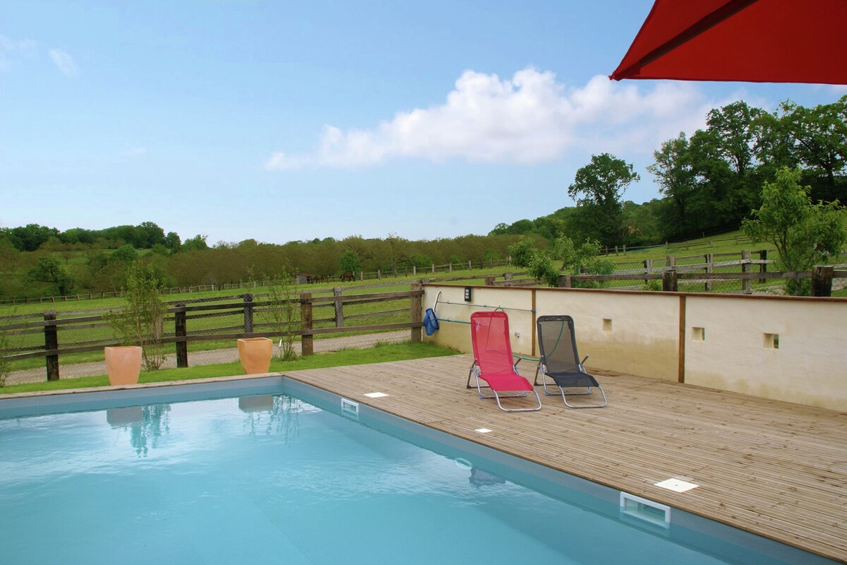 Loubressac风景如画的度假房源，带游泳池