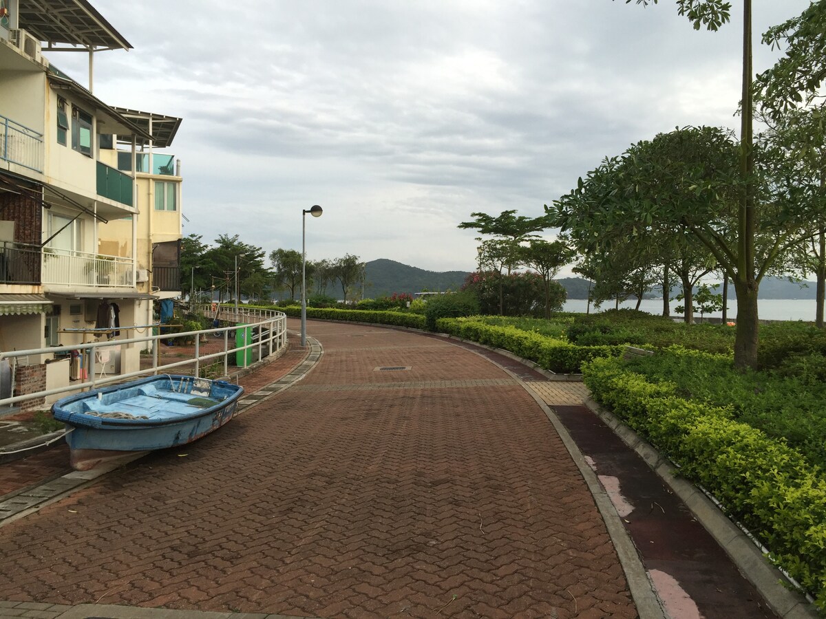 Island Resort-Style small flat with roof