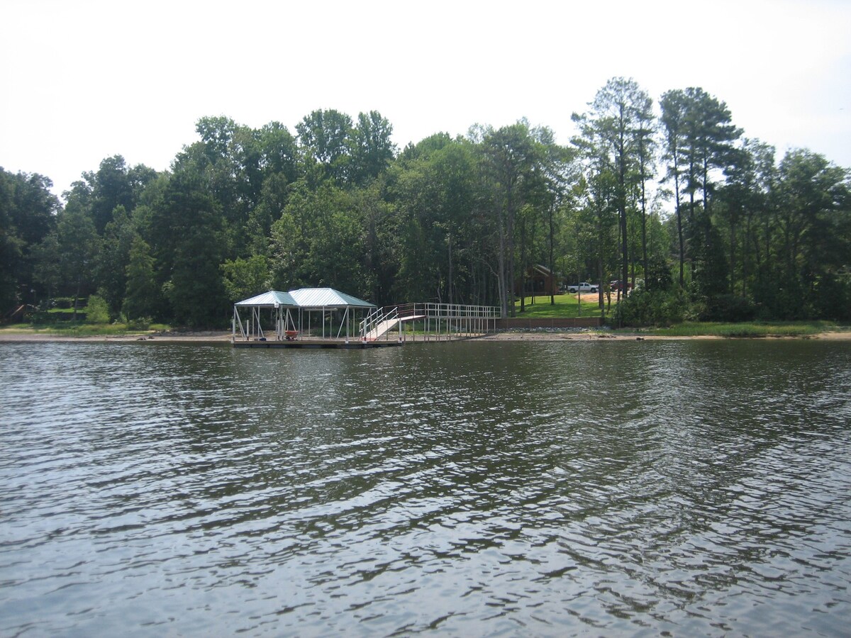 GA LAKEFRONT CABIN W dock & RV plug &PET Friendly!