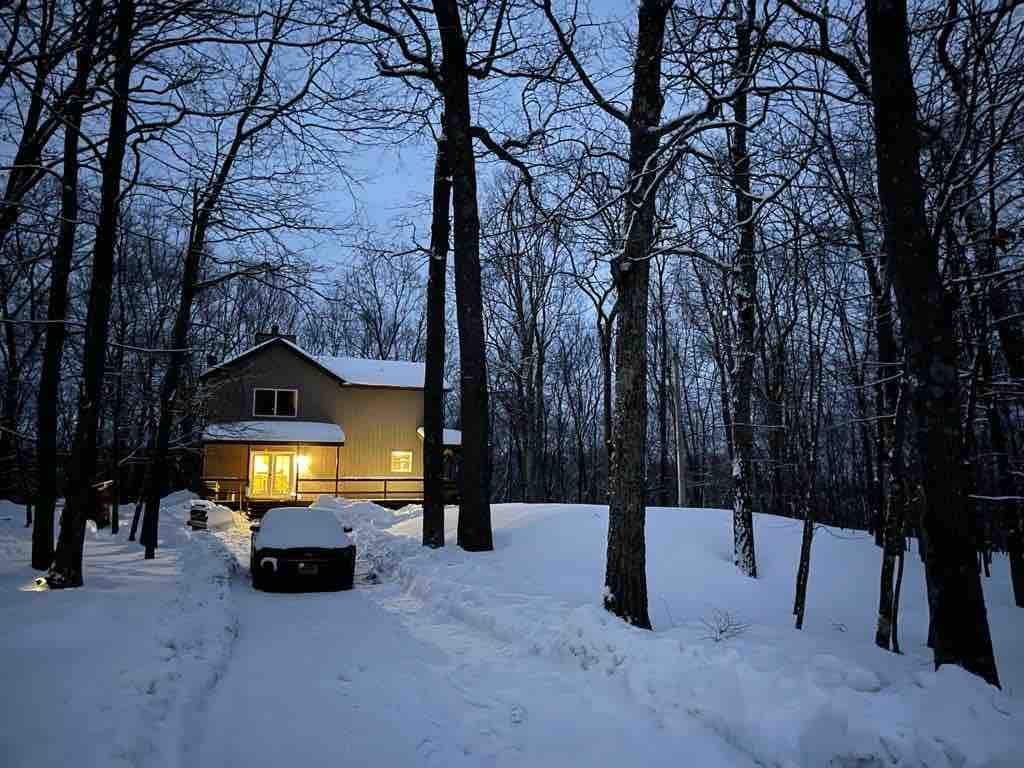 Cozy home in Poconos: Fireplace, Views.