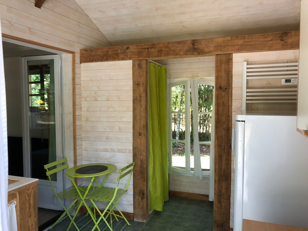 小木屋，靠近大海的树林公园。