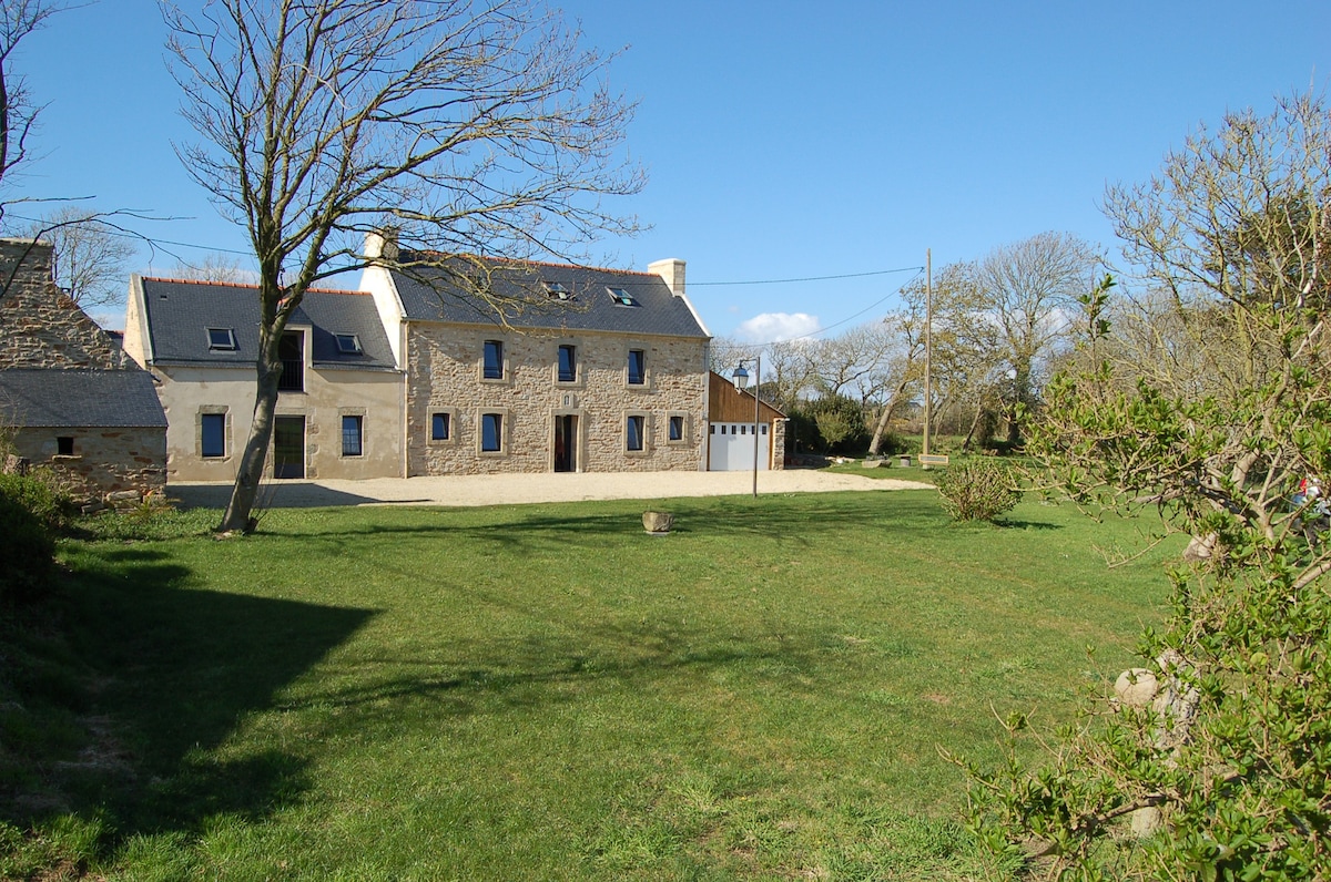 Maison familiale typiquement bretonne avec jardin