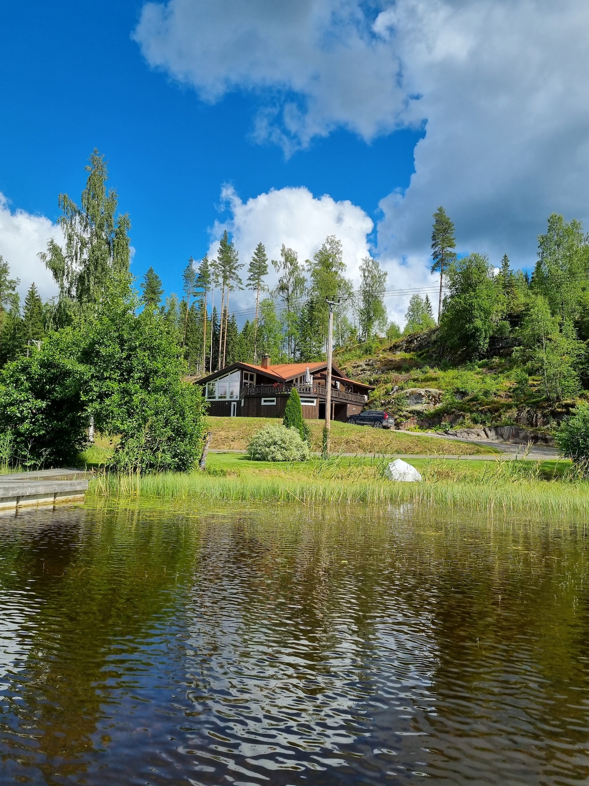 Stort fritidshus med 4 soverom og 2 bad ved innsjø