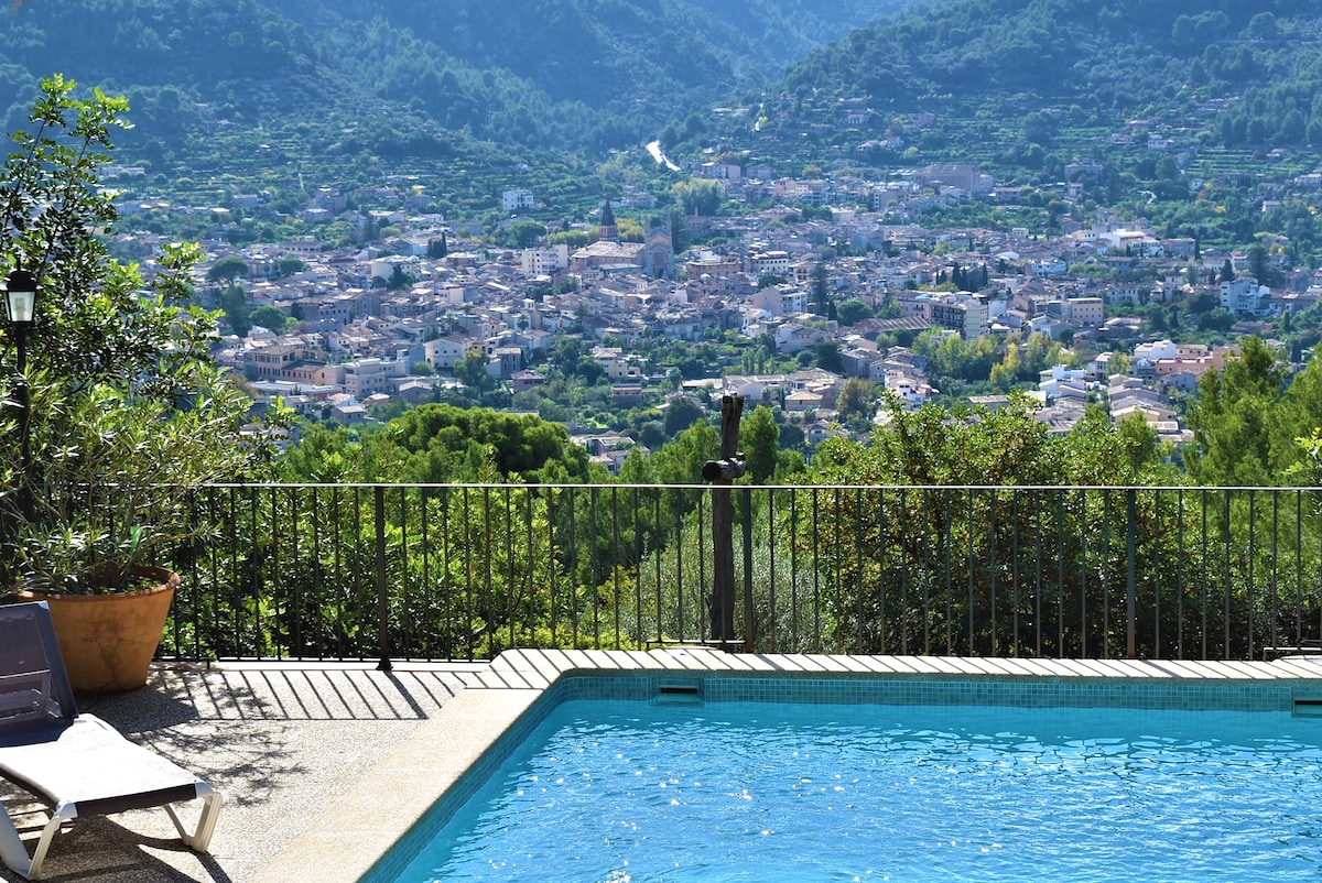 Casa con piscina y vistas al valle.