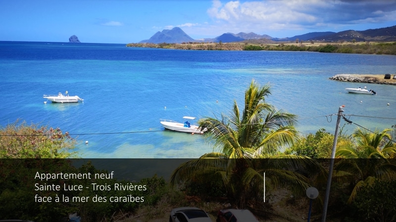 les pieds dans l'eau face à la MER sainte-Luce