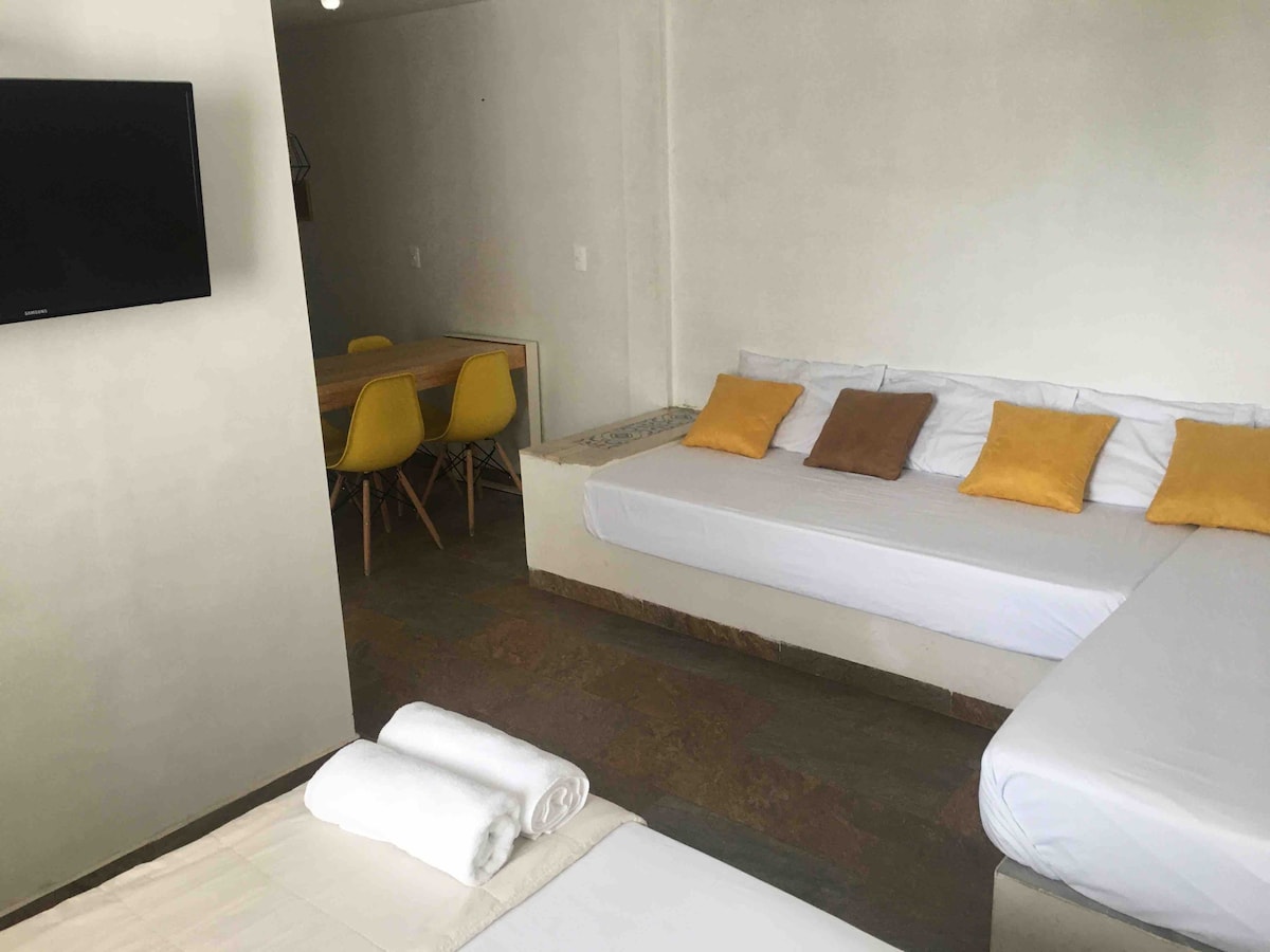 Yellow | Zona Industrial Airport Executive Loft Zona