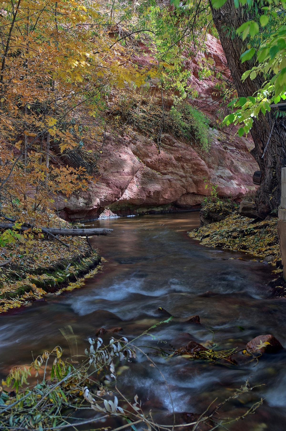 曼尼托斯普林斯（ Manitou Springs ）市中心河畔小屋