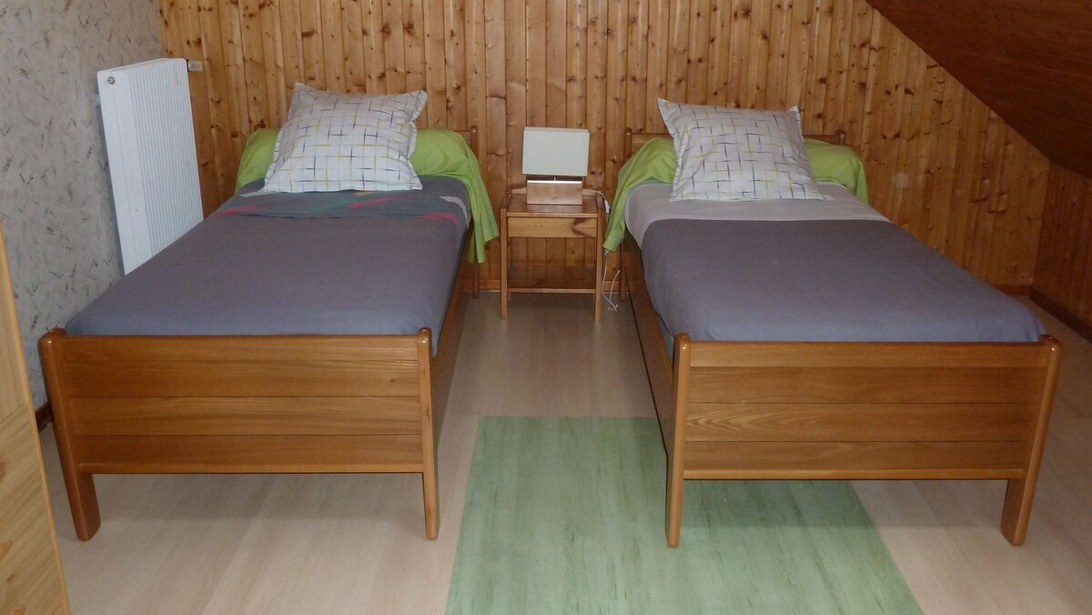 卧室和客厅俯瞰着Chartreuse。