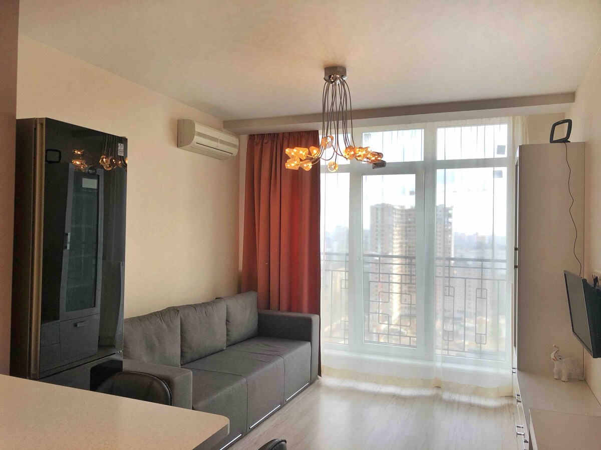 新公寓，日托米尔斯卡亚地铁站。单间公寓+卧室。