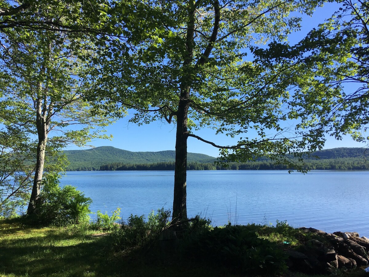 位于克利尔沃特湖（ Clearwater Lake ）的2卧室小木屋