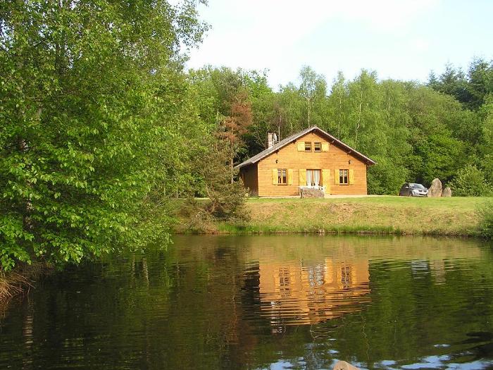 Le chalet du Trappeur au bord d'étangs, barque.