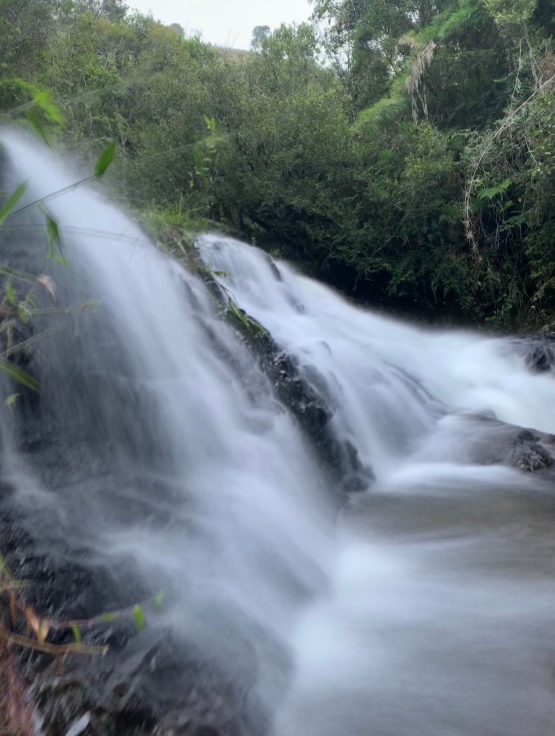 山区与世隔绝的地方，独家瀑布河