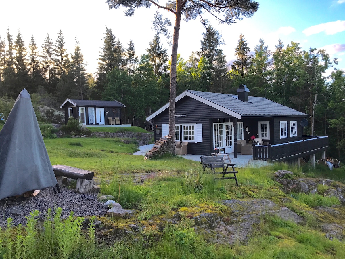 Landlig hytte med anneks & sjøutsikt 1.5t fra Oslo