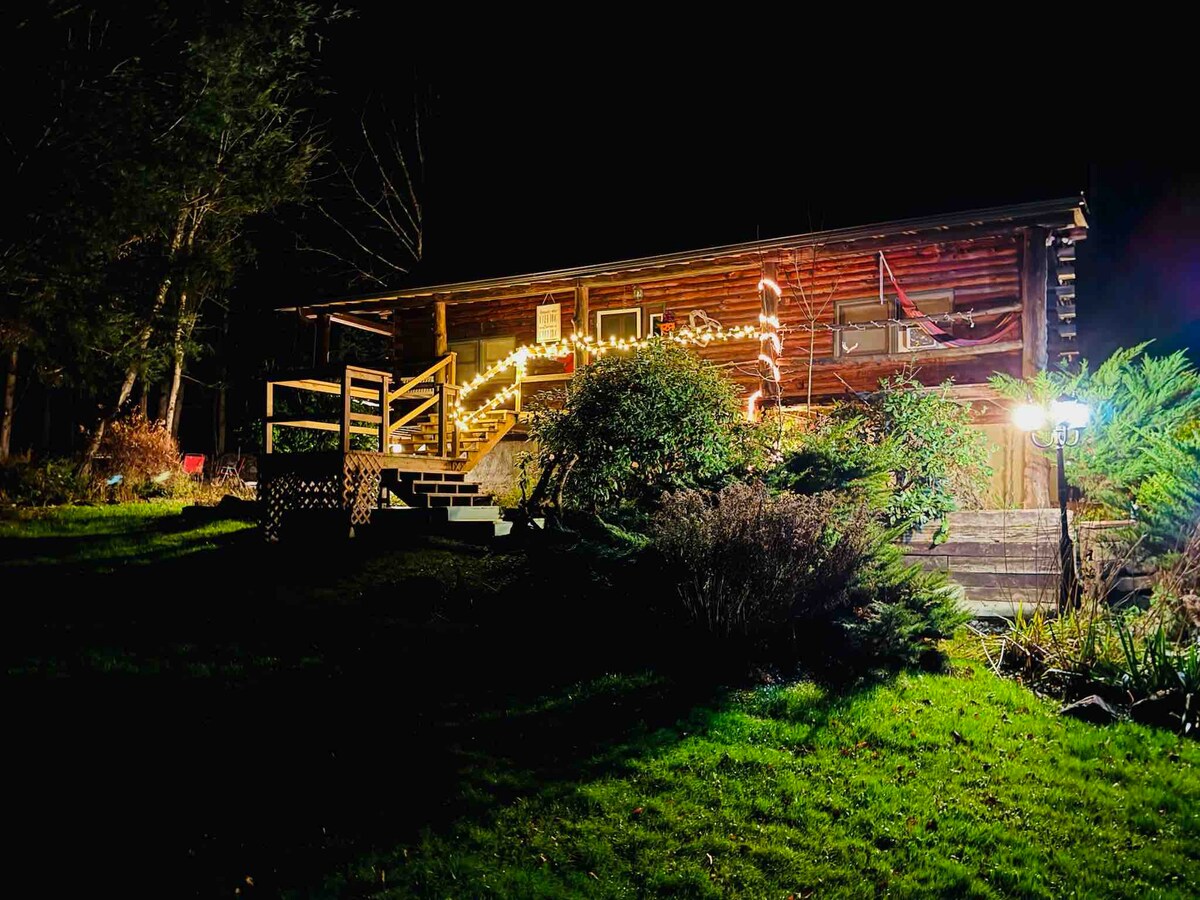Moira的小木屋度假屋：热水浴缸，靠近湖泊和山脉