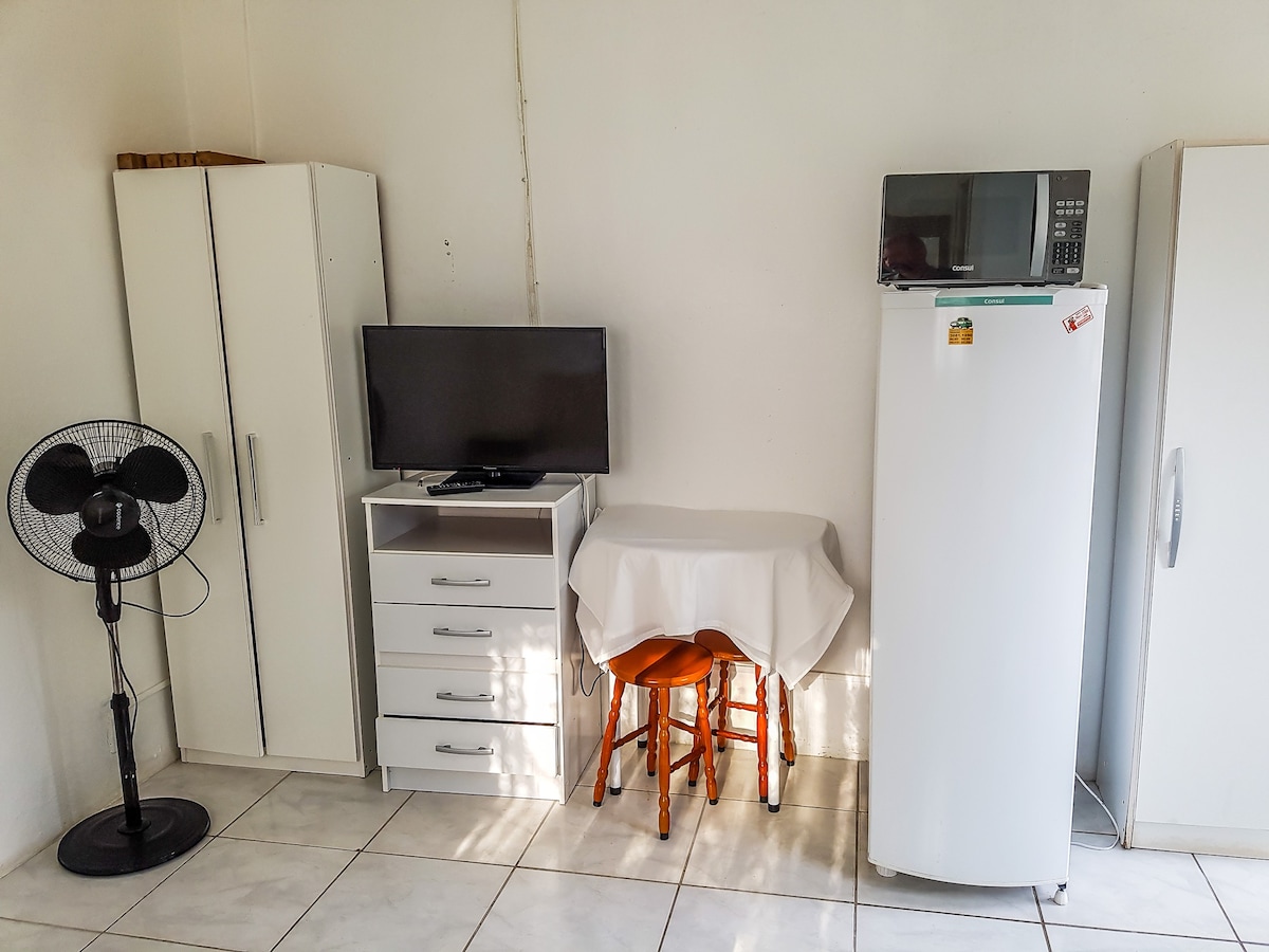 Apartamento kitnet c/ piscina 150m do mar