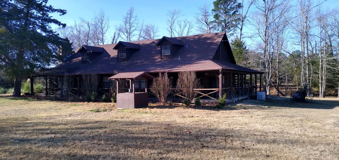 The Lodge...3 bedroom log cabin with fireplace.