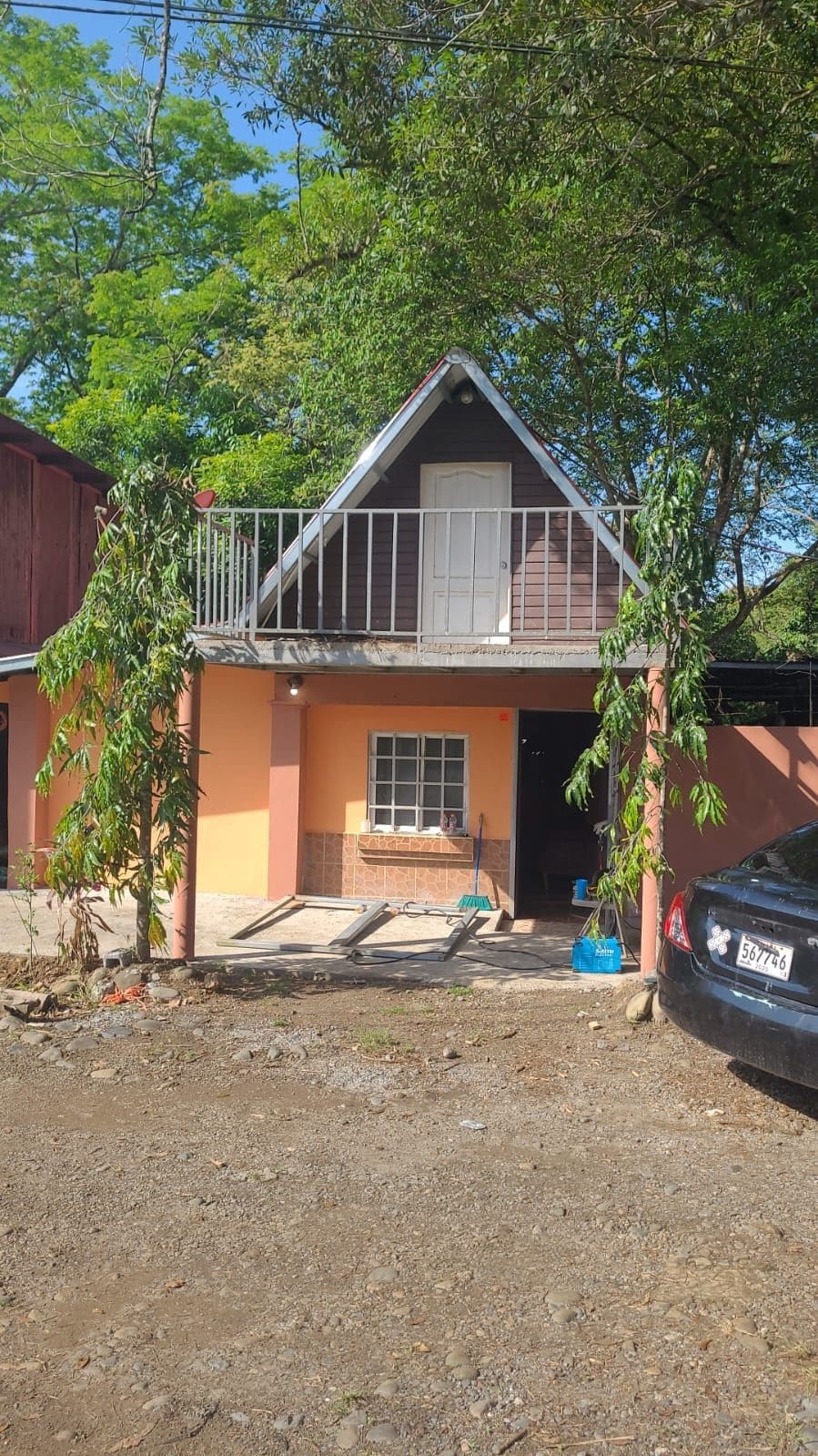 Casa tipo cabaña de 2 plantas.