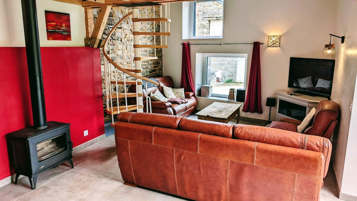 Cozy Breton Cottage with Dual Showers