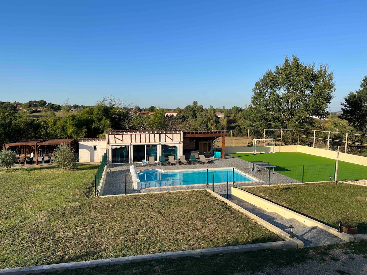 Gite spacieux avec piscine chauffée