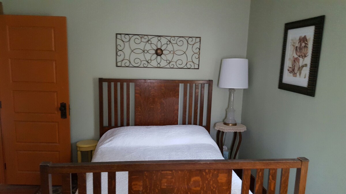 维多利亚式双人床-绿色房间