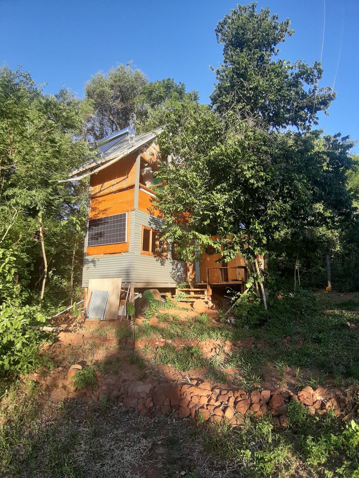 森林中小型生态可持续小木屋