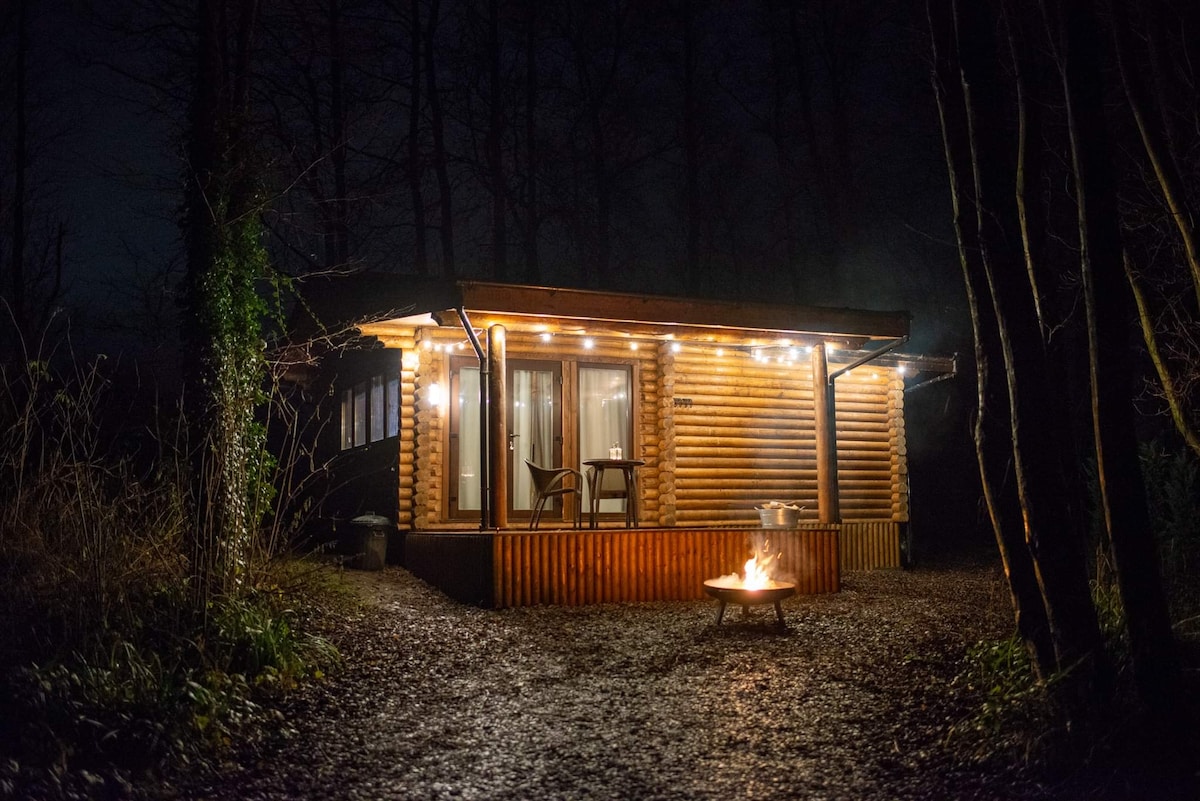 Log cabin in private woodland with lake