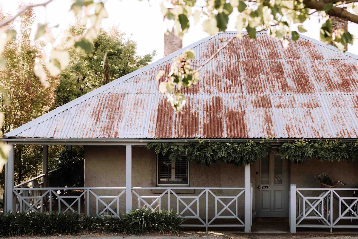 French Cottage Beechworth with alfresco garden