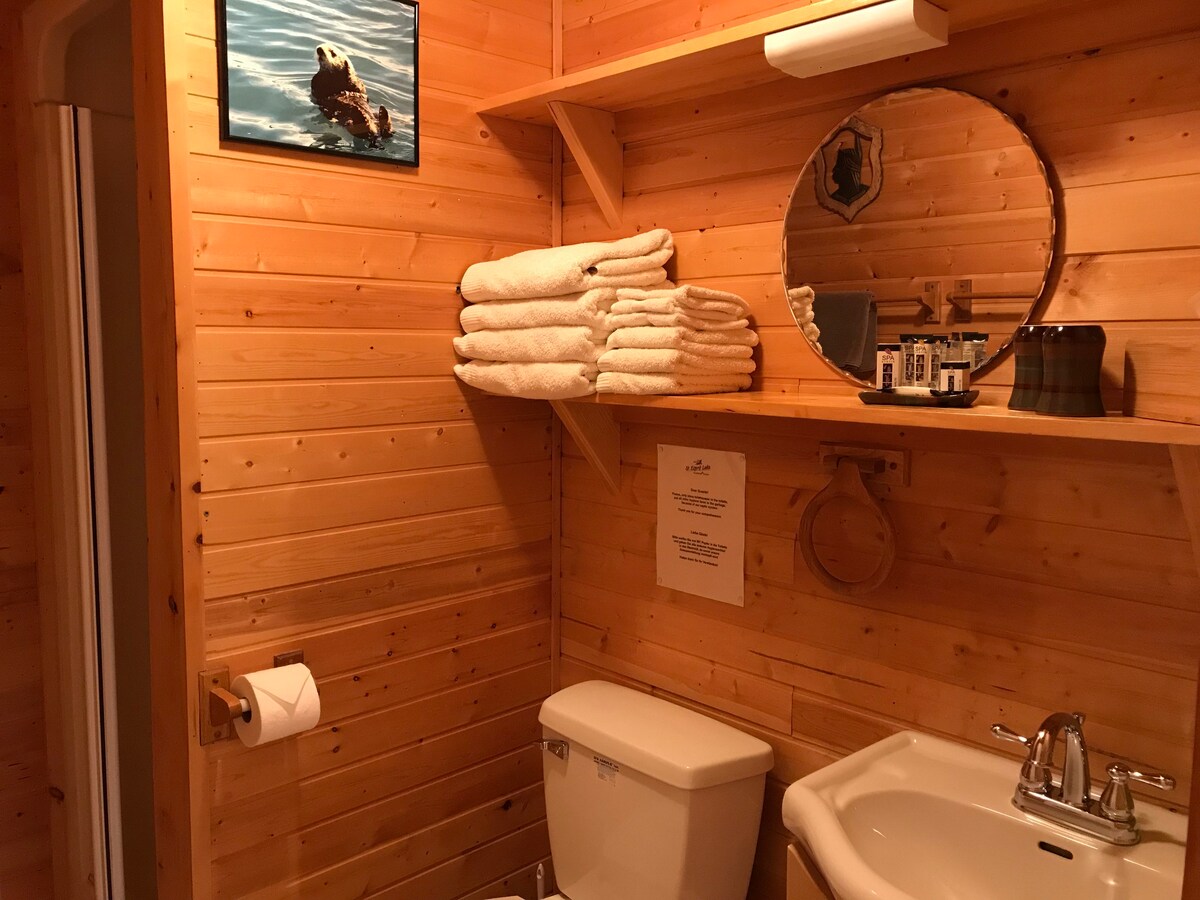 Guest Suite- Priv. Entrance; Outdr. Hot Tub &Sauna