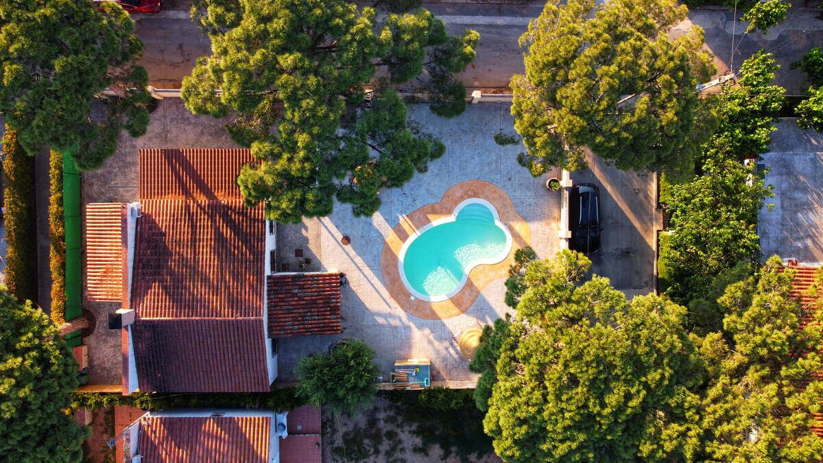 带私人泳池的舒适民宅，靠近海边。