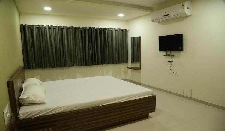 Hotel Dhruva, Solapur Deluxe Ac Triple Bed